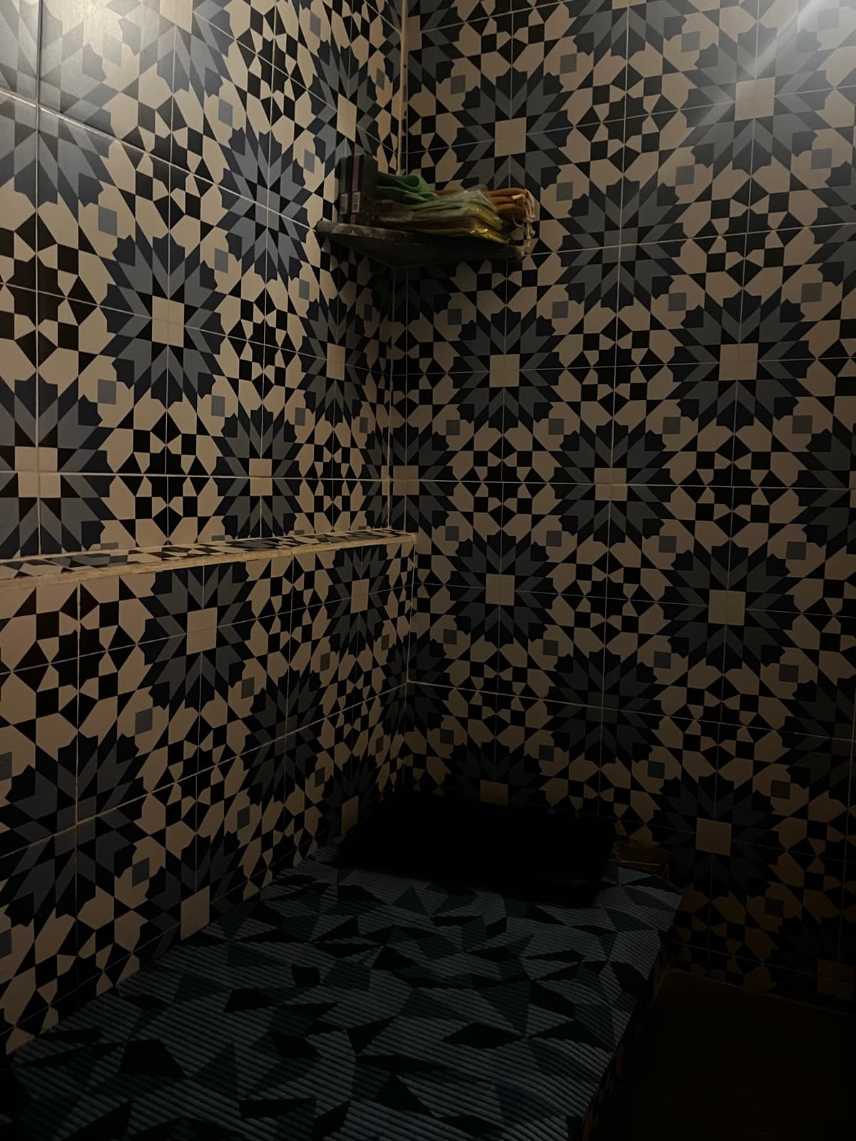Voûte du hammam en tadelakt sous la lumière des lanternes