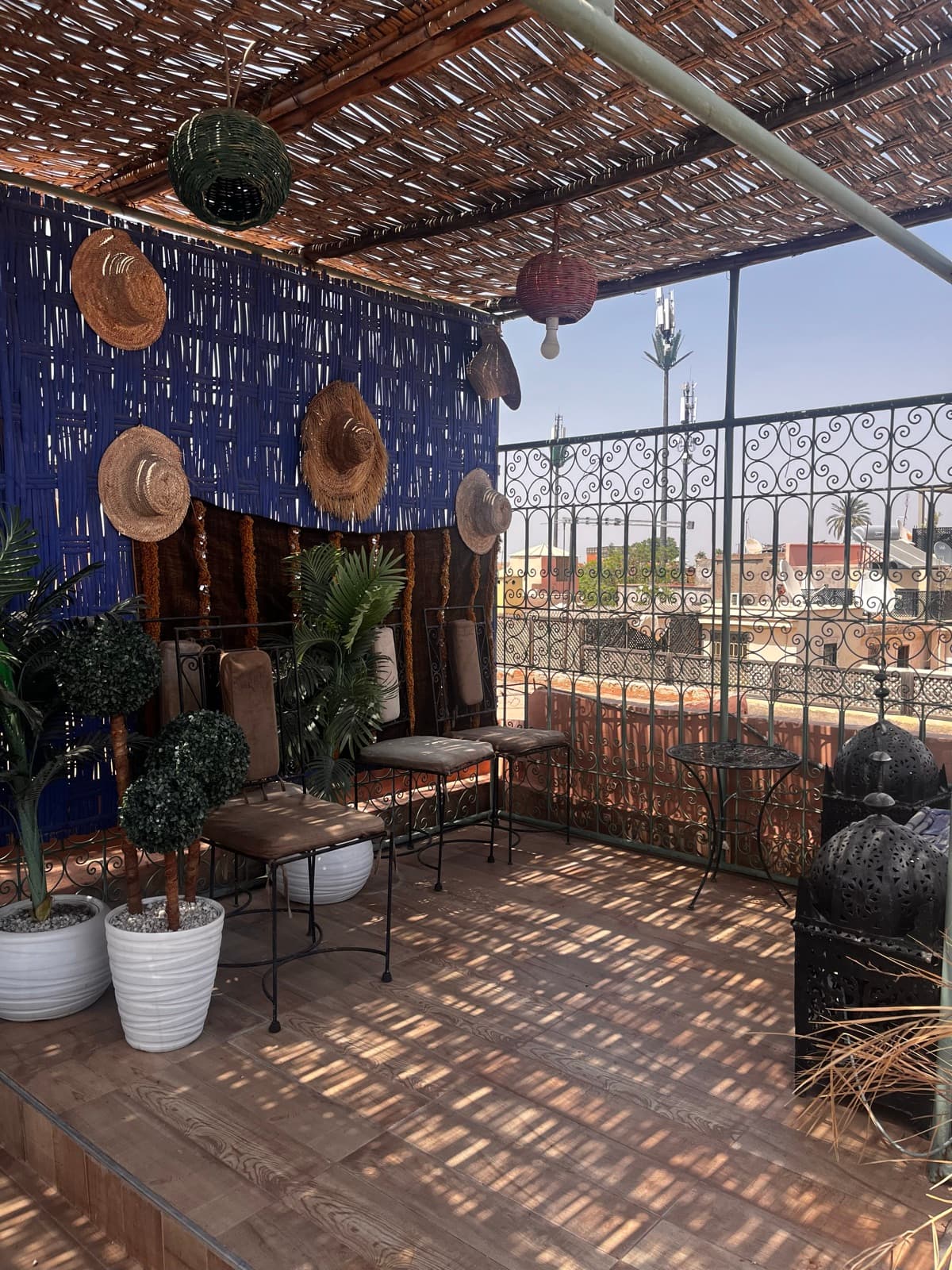 Rooftop patio pour savourer un thé et des pâtisseries après le soin