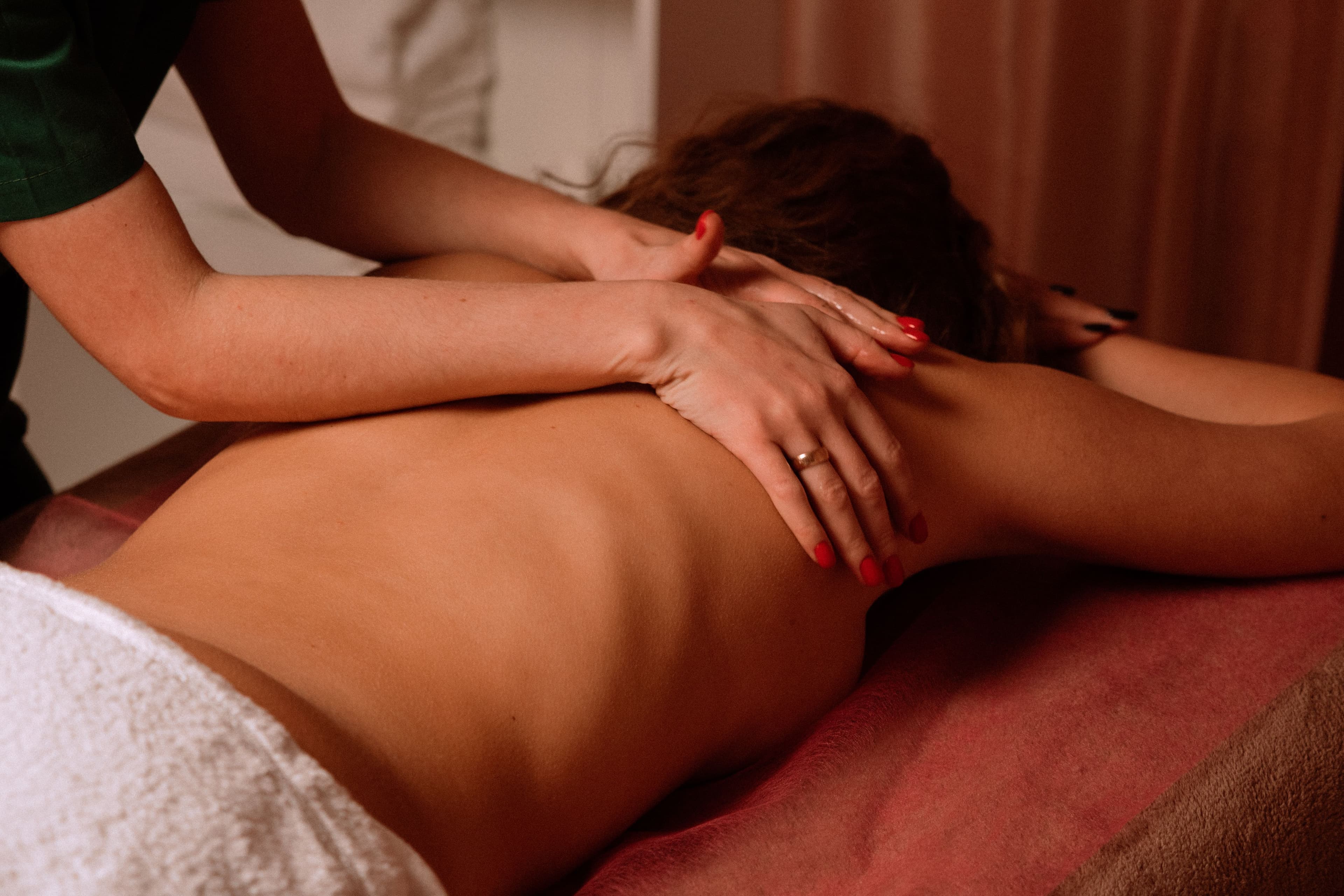 Massage des épaules et de la nuque, geste précis