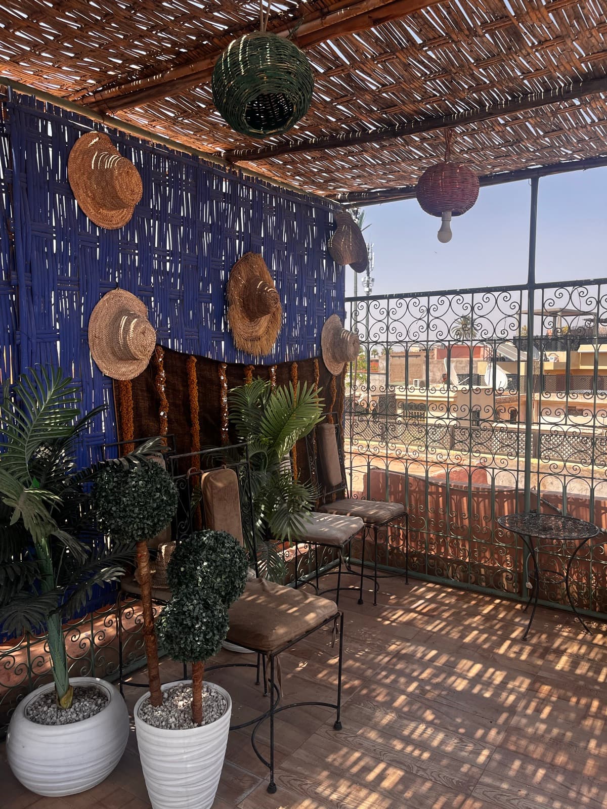 Le rooftop, ses chapeaux de paille et la vue sur les toits de la médina